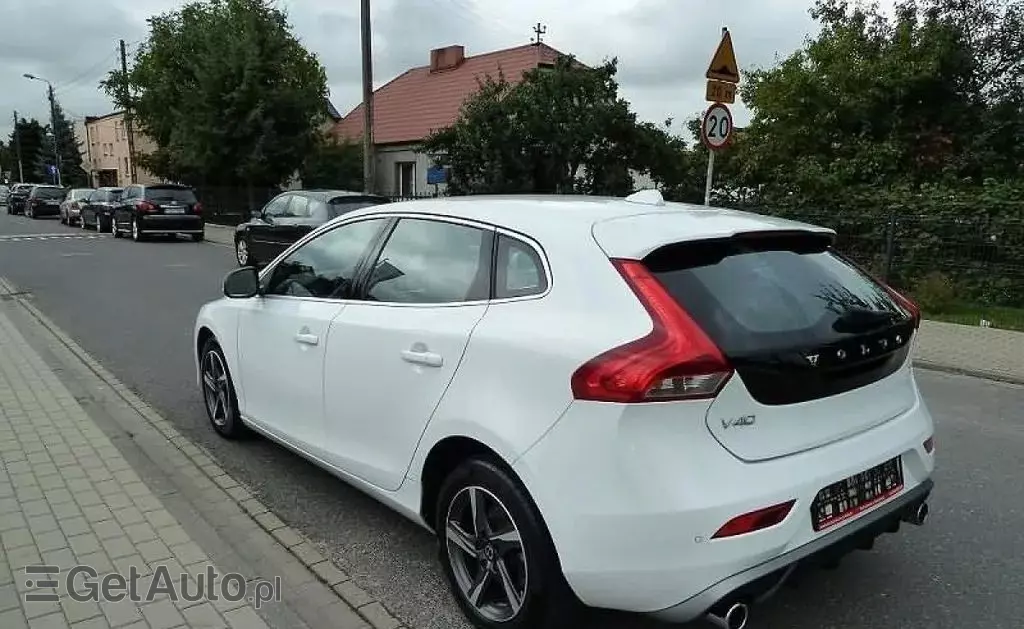 VOLVO V40 