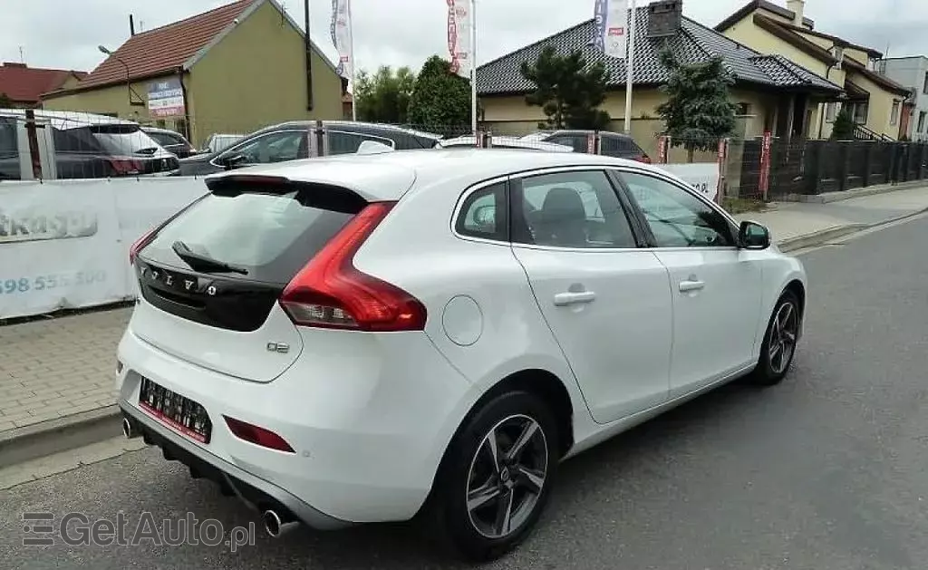 VOLVO V40 