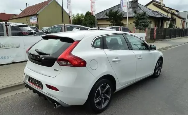 VOLVO V40 