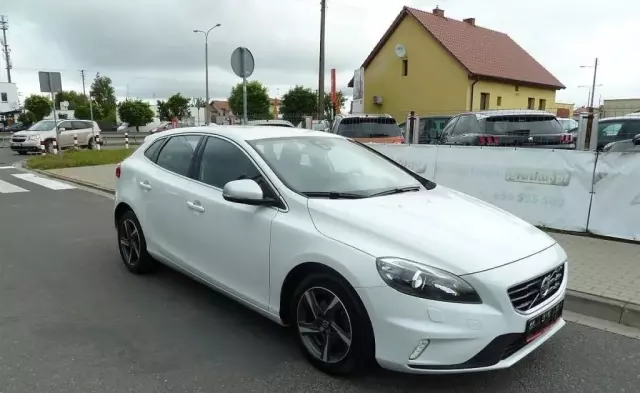 VOLVO V40 