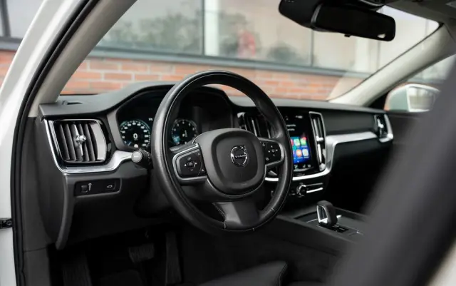 VOLVO V60 B3 B Geartronic Momentum Pro