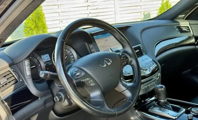 INFINITI Q70 