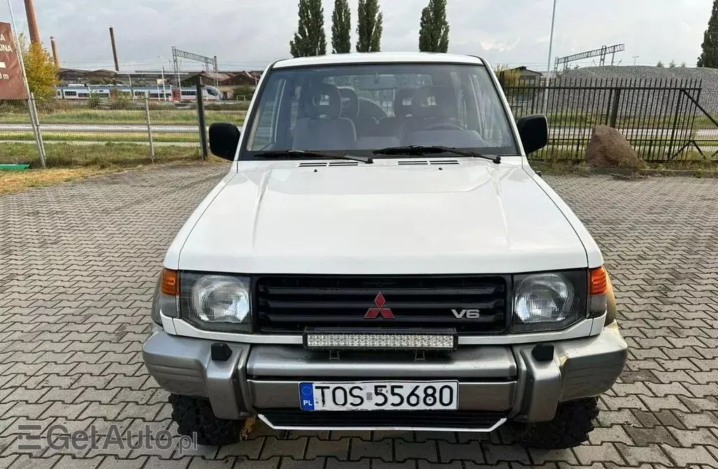 MITSUBISHI Pajero 