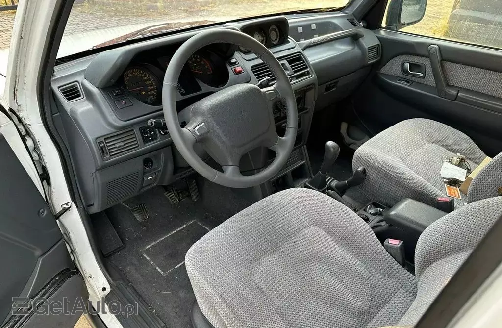 MITSUBISHI Pajero 