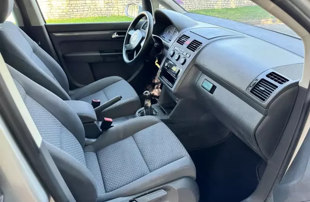 VOLKSWAGEN Touran 