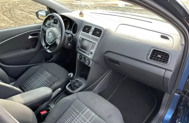 VOLKSWAGEN Polo 