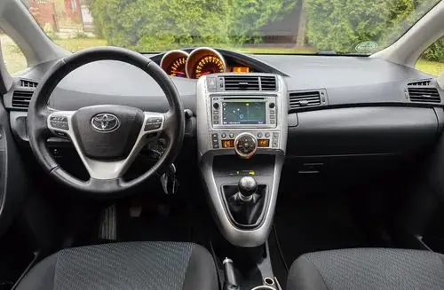 TOYOTA Verso 