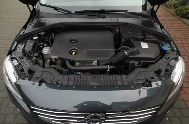 VOLVO V60 