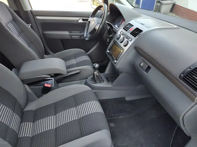 VOLKSWAGEN Touran Conceptline