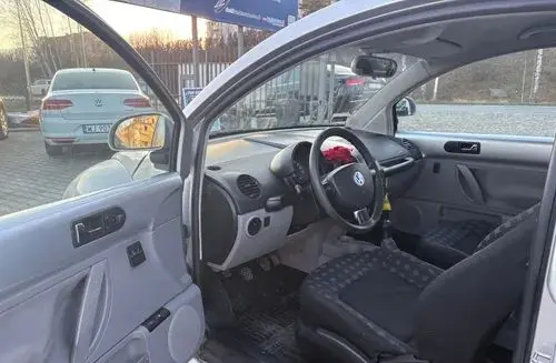 VOLKSWAGEN New Beetle 