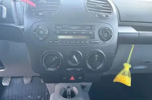VOLKSWAGEN New Beetle 