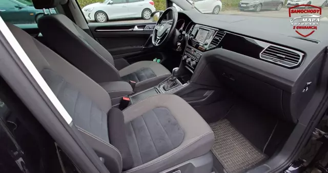 VOLKSWAGEN Golf Sportsvan 