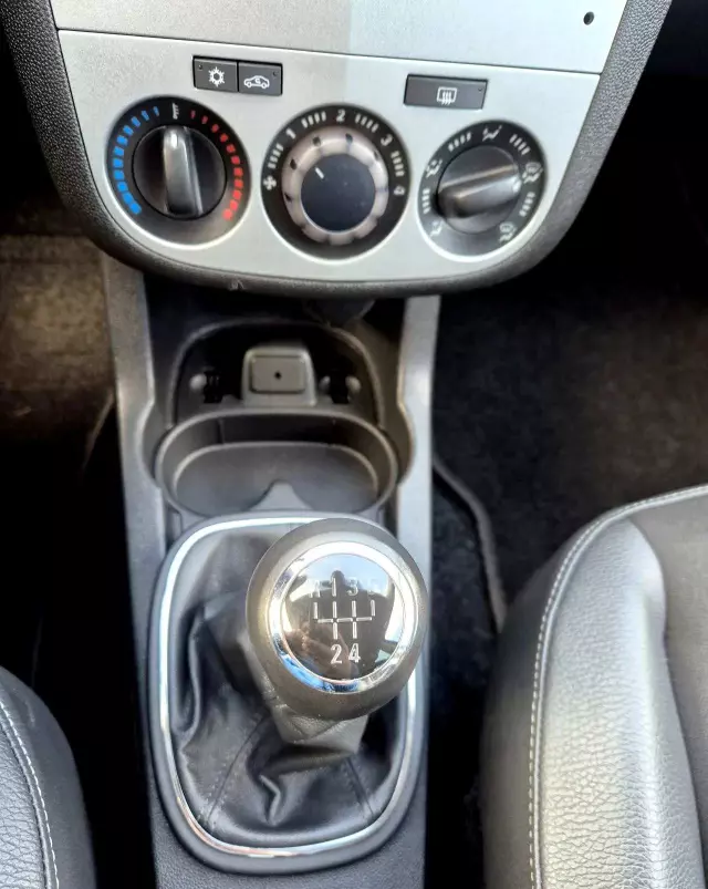 OPEL Corsa 1.4 16V 150 Jahre