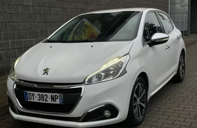 PEUGEOT 208 