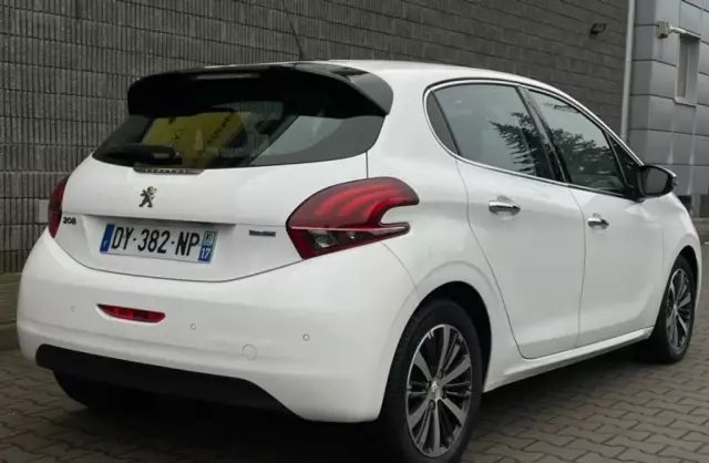 PEUGEOT 208 