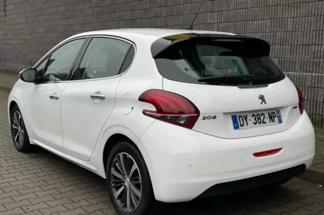 PEUGEOT 208 