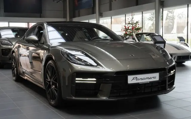 PORSCHE Panamera 