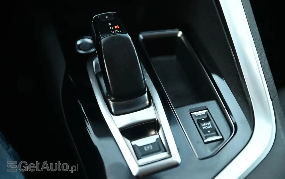 PEUGEOT 3008 225 e-EAT8 Allure