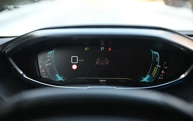 PEUGEOT 3008 225 e-EAT8 Allure