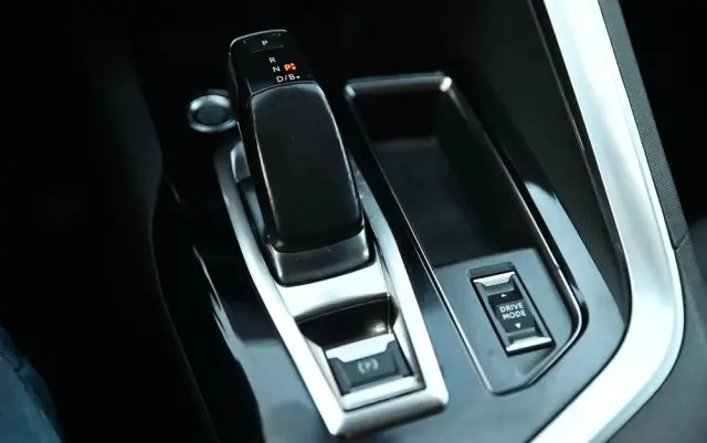 PEUGEOT 3008 225 e-EAT8 Allure