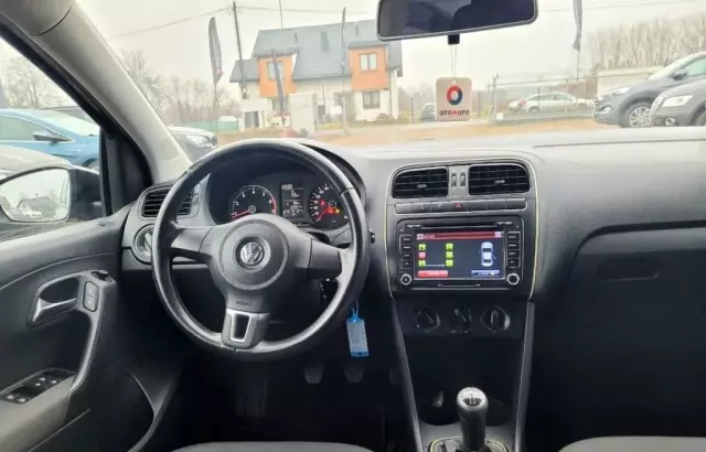 VOLKSWAGEN Polo 