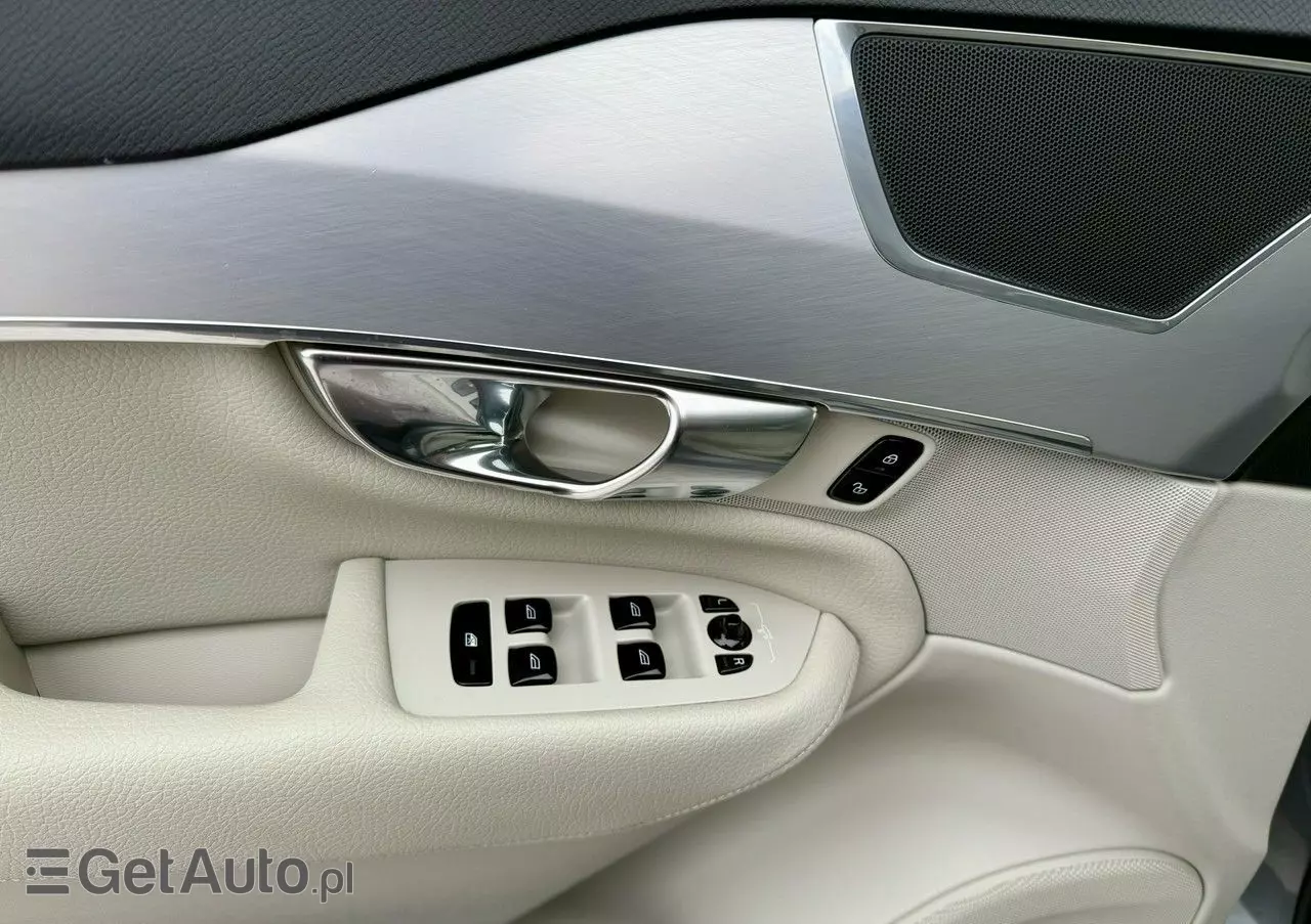 VOLVO XC 90 D5 SCR AWD Momentum