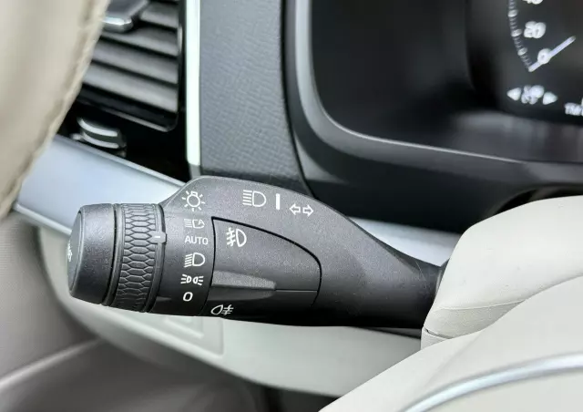 VOLVO XC 90 D5 SCR AWD Momentum