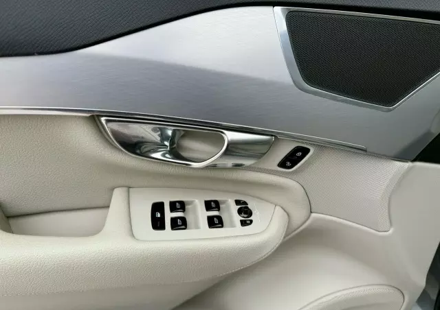 VOLVO XC 90 D5 SCR AWD Momentum