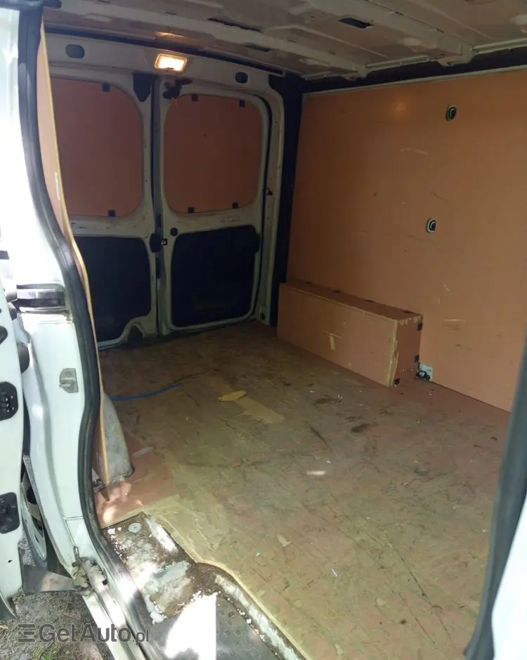 NISSAN NV300 