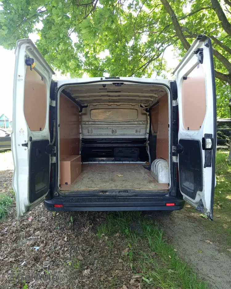 NISSAN NV300 
