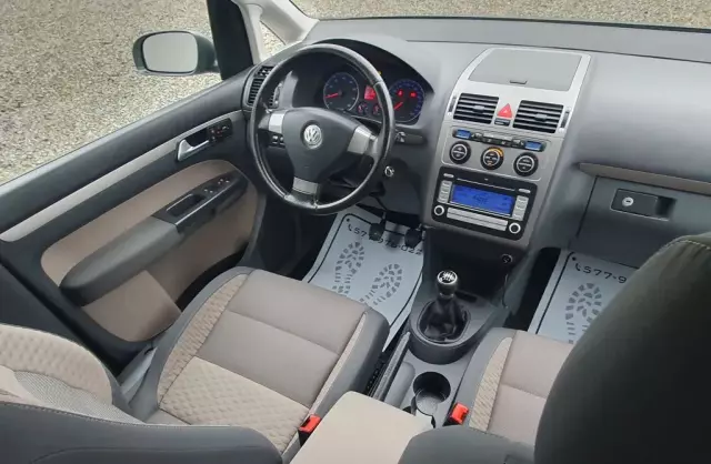 VOLKSWAGEN Touran 