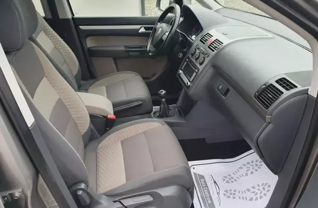 VOLKSWAGEN Touran 