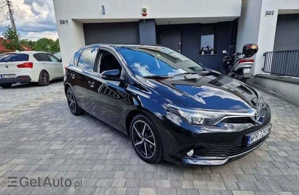 TOYOTA Auris 