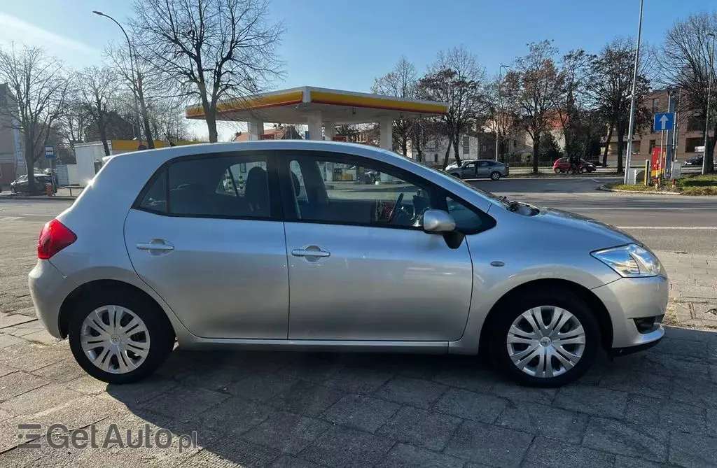 TOYOTA Auris 1.6i 16V VVT-i (124 KM)