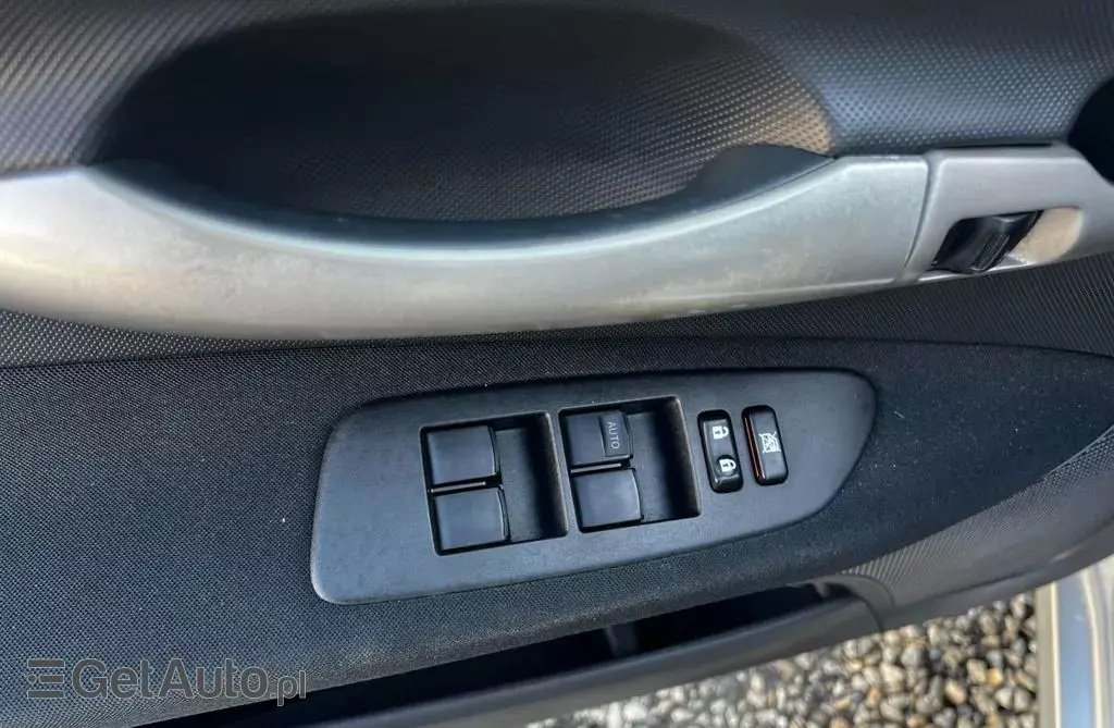 TOYOTA Auris 1.6i 16V VVT-i (124 KM)