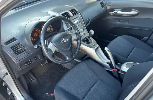 TOYOTA Auris 1.6i 16V VVT-i (124 KM)