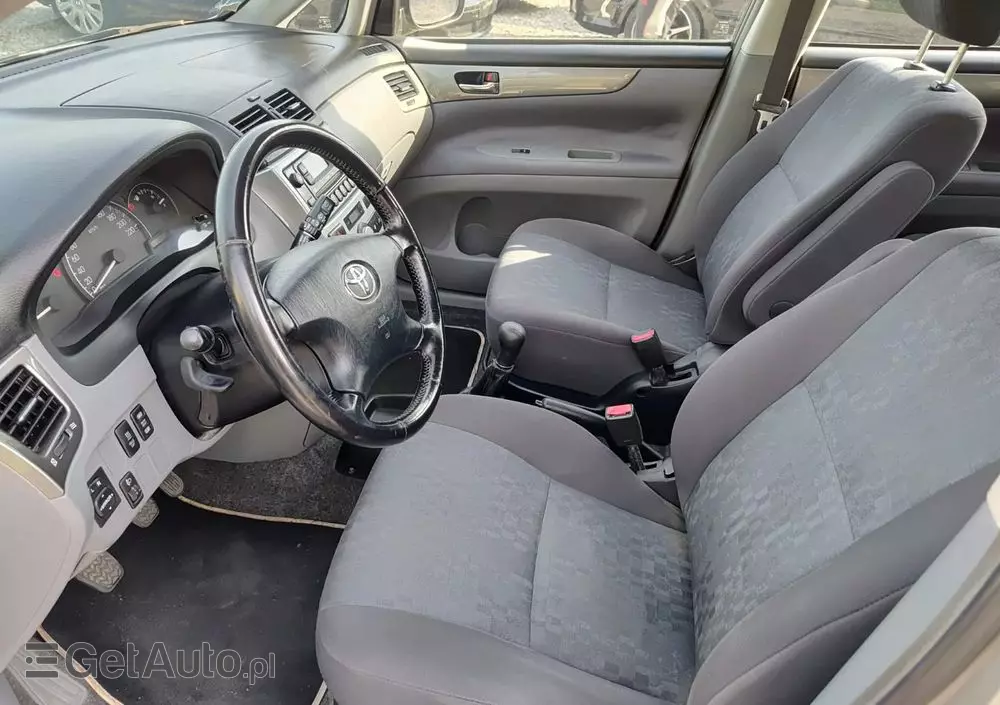 TOYOTA Avensis Verso D-4D