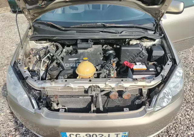 TOYOTA Avensis Verso D-4D