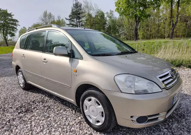 TOYOTA Avensis Verso D-4D