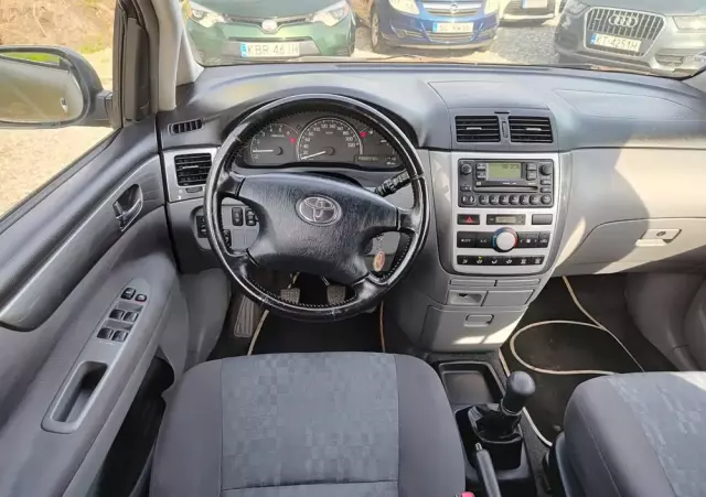 TOYOTA Avensis Verso D-4D