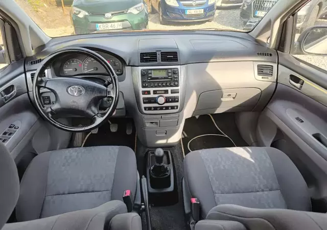 TOYOTA Avensis Verso D-4D