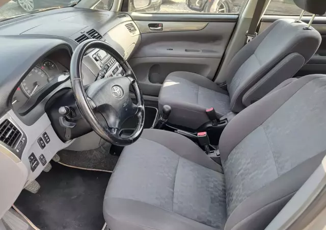 TOYOTA Avensis Verso D-4D