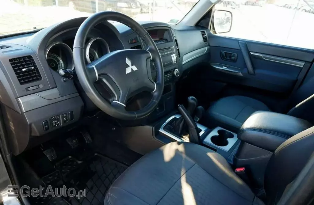MITSUBISHI Pajero 