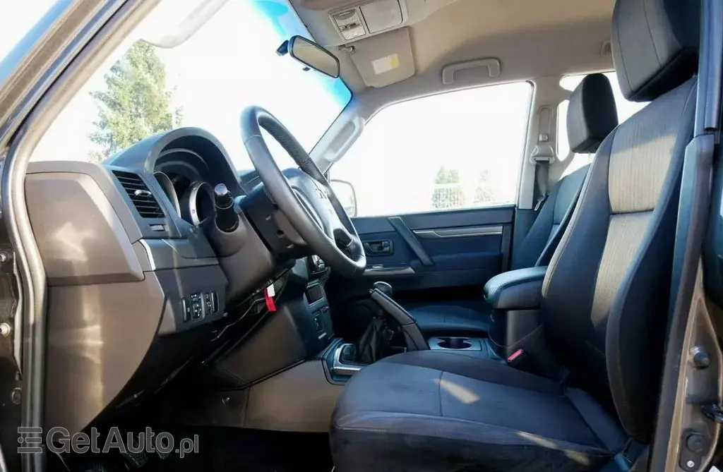 MITSUBISHI Pajero 