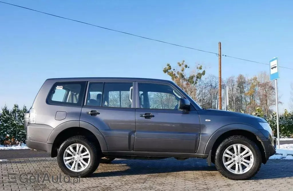 MITSUBISHI Pajero 