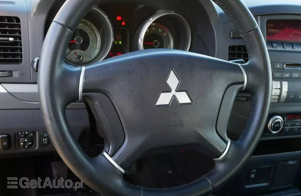MITSUBISHI Pajero 