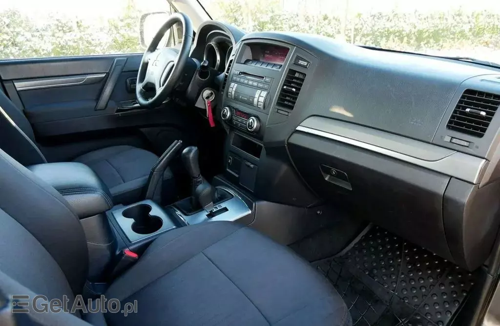 MITSUBISHI Pajero 