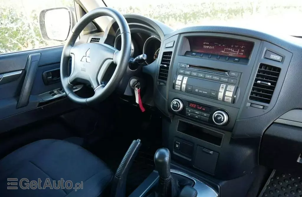 MITSUBISHI Pajero 