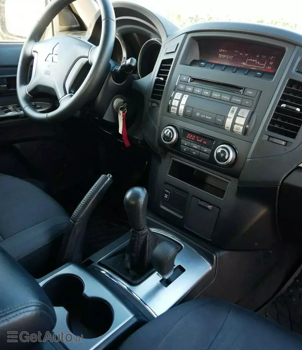 MITSUBISHI Pajero 