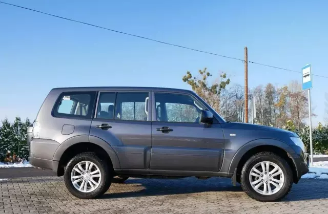 MITSUBISHI Pajero 